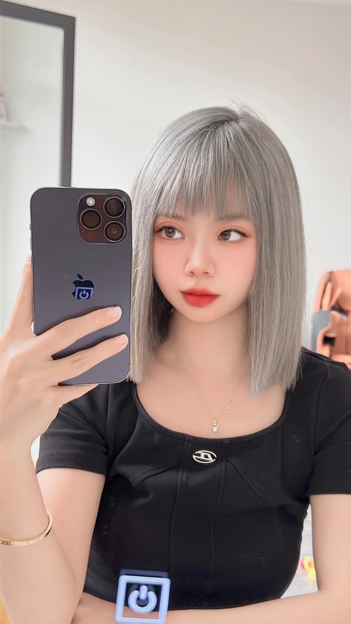 Lavia, ash grey bob wig with fringe, hand-tied monofilament cap