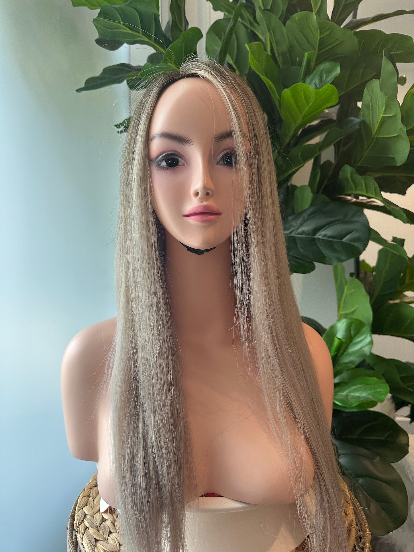 Lavia, champagne blonde wig, 24 inches (60 cm) - 180% density, silk based hand-tied monofilament cap