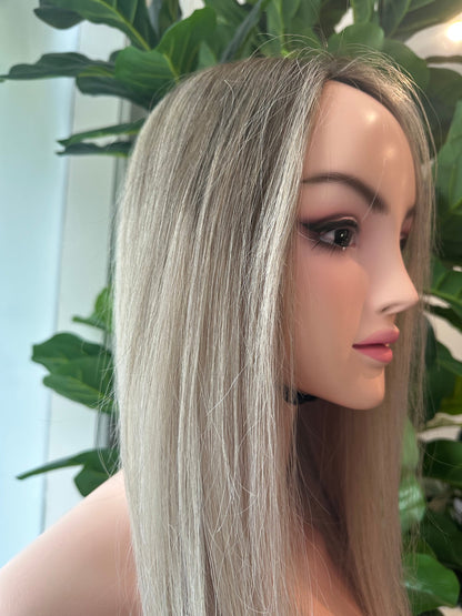 Lavia, champagne blonde wig, 24 inches (60 cm) - 180% density, silk based hand-tied monofilament cap