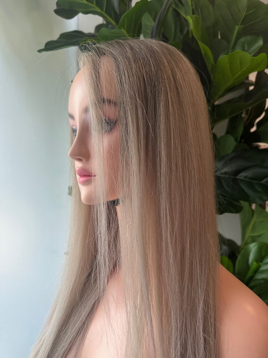 Lavia, champagne blonde wig, 24 inches (60 cm) - 180% density, silk based hand-tied monofilament cap