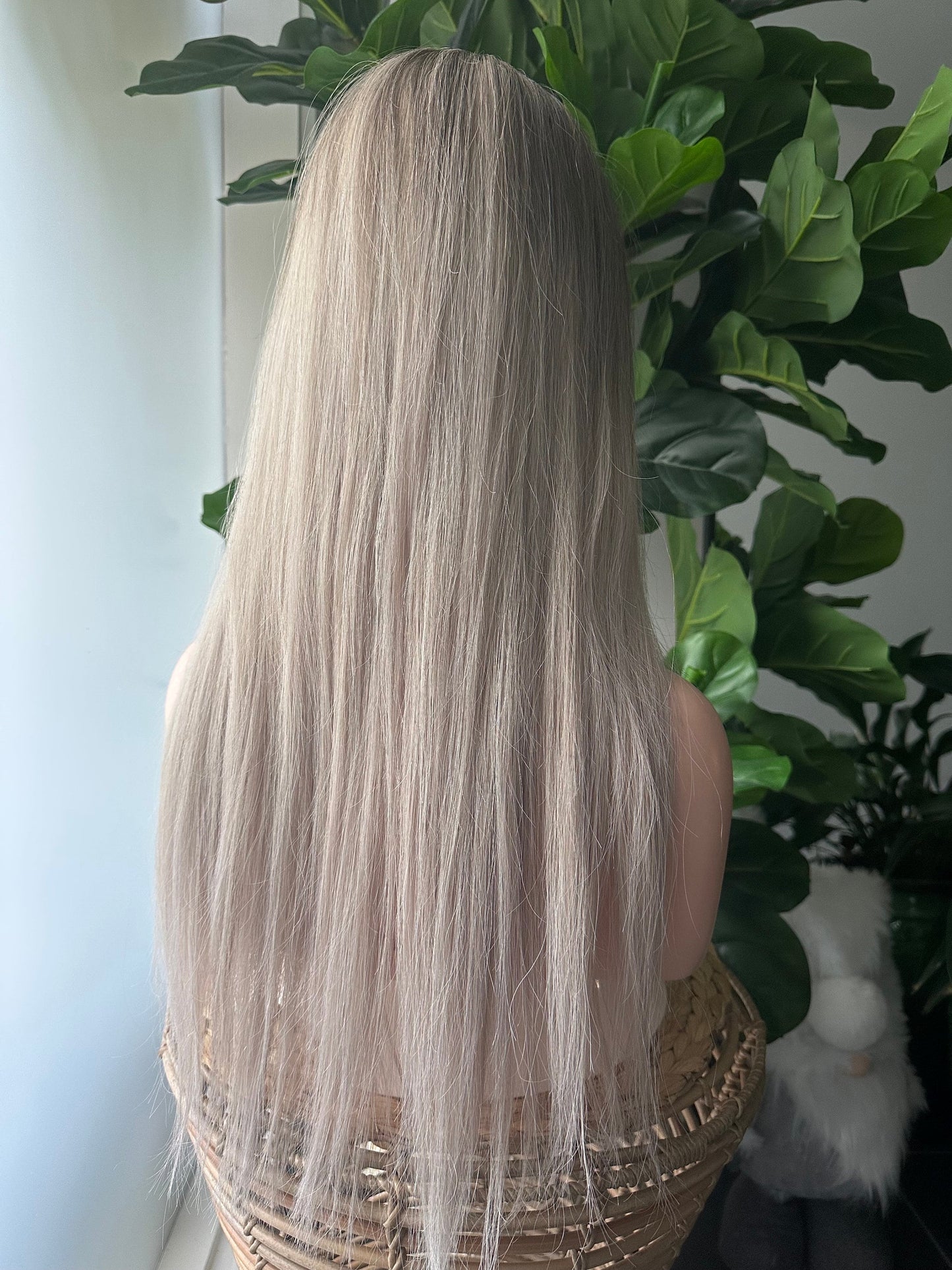 Lavia, champagne blonde wig, 24 inches (60 cm) - 180% density, silk based hand-tied monofilament cap