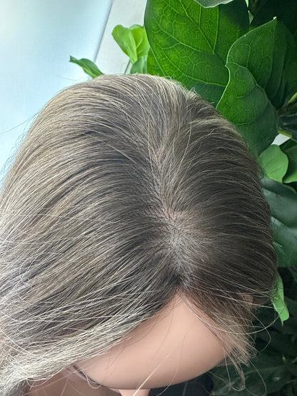 Lavia, champagne blonde wig, 24 inches (60 cm) - 180% density, silk based hand-tied monofilament cap